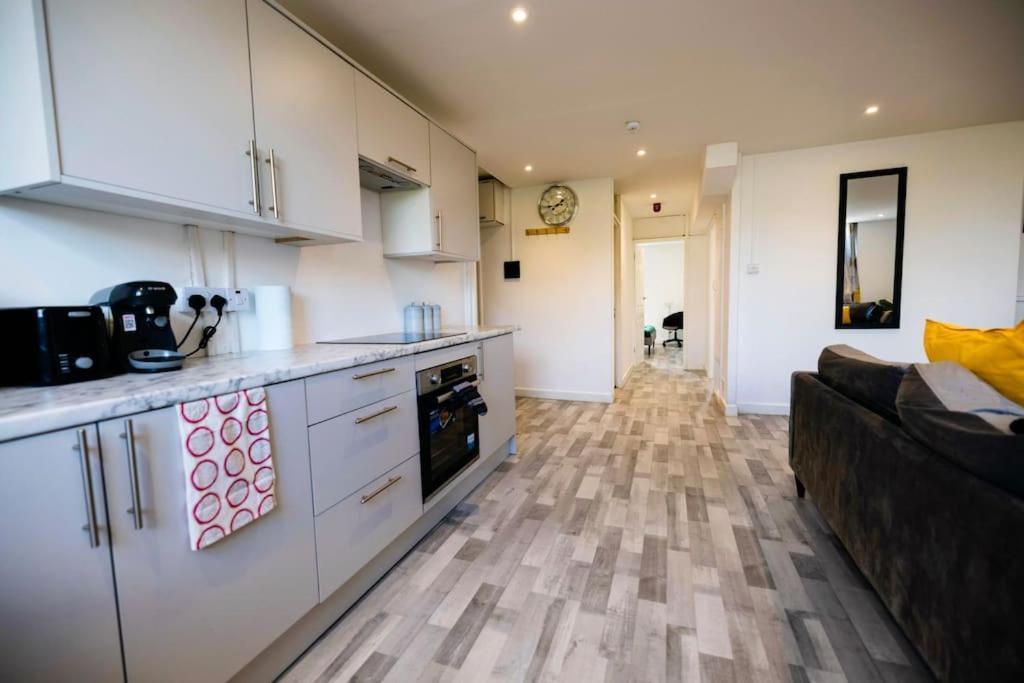 2 Bedrooms -Parking-Very Spacious-Wifi London Exterior photo