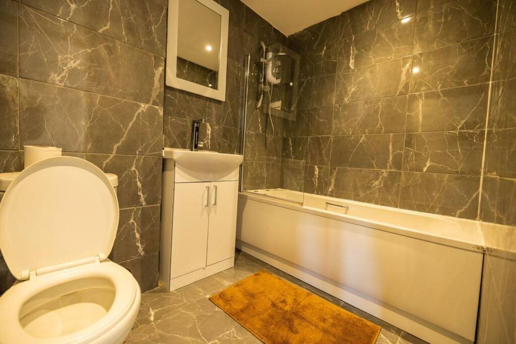 2 Bedrooms -Parking-Very Spacious-Wifi London Exterior photo