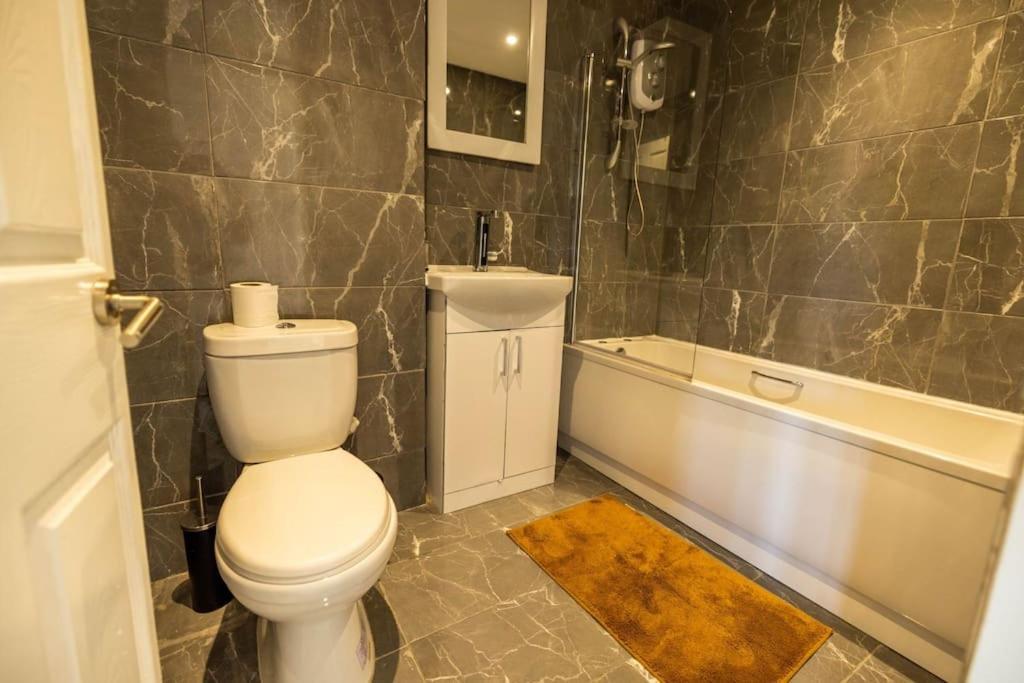 2 Bedrooms -Parking-Very Spacious-Wifi London Exterior photo
