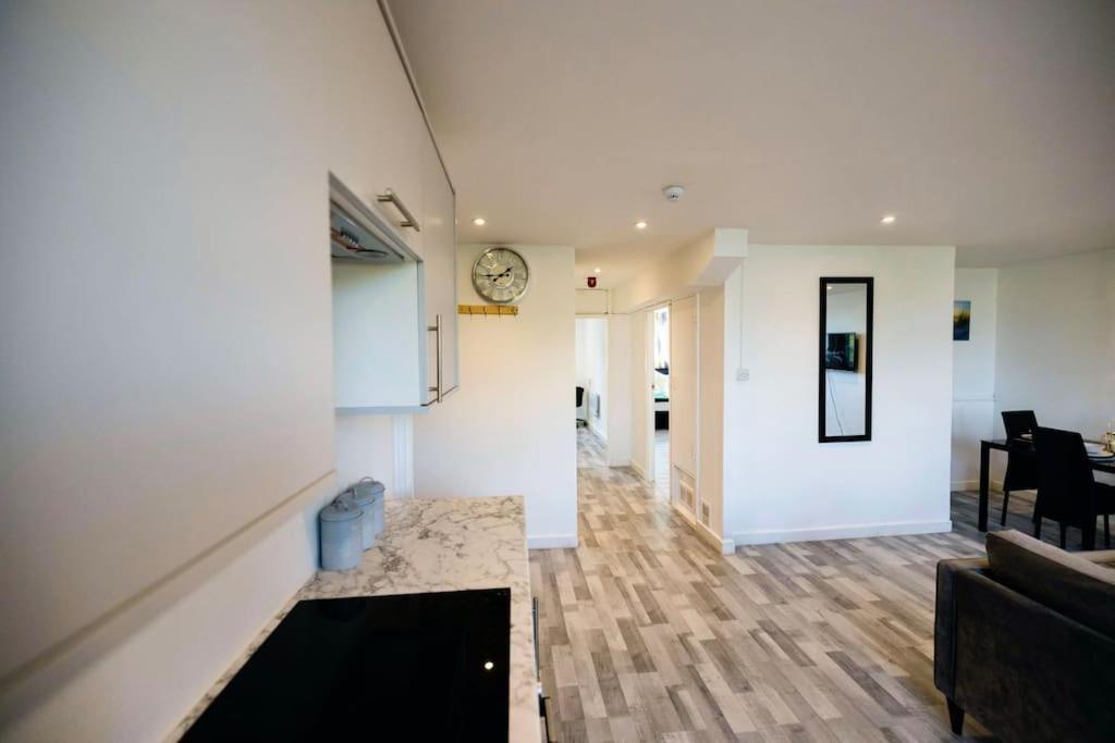 2 Bedrooms -Parking-Very Spacious-Wifi London Exterior photo